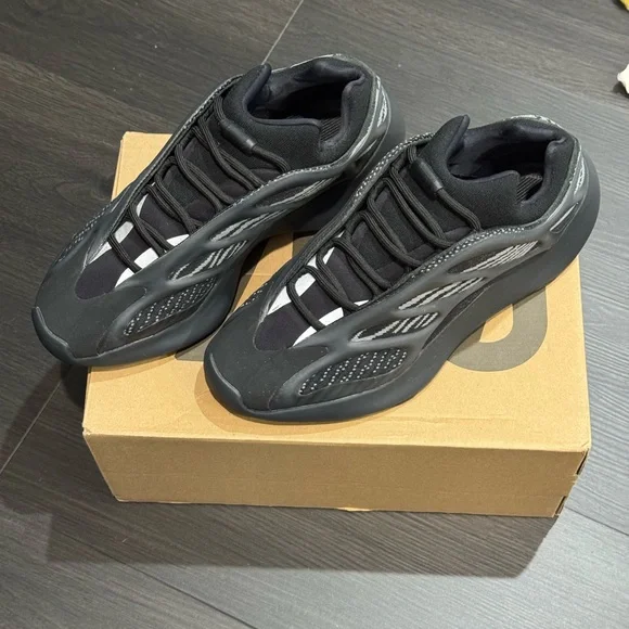 Adidas Men’s Black on Black Yeezy’s - Picture 8 of 10